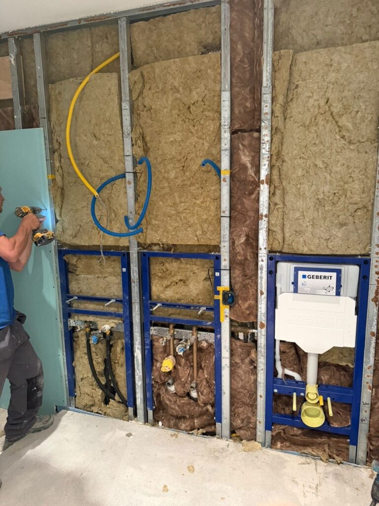 Offene Wand mit Dämmung und Installationen