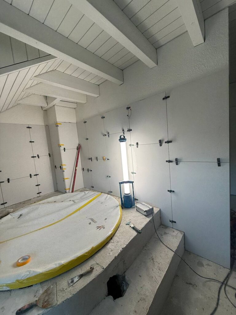 Abgedeckte Badewanne und Wandarbeiten