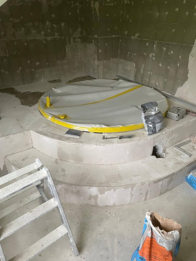 Abgedeckte Badewanne im Ausbau