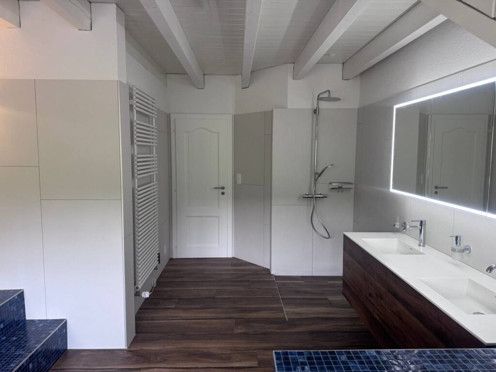 Dachbad mit Dusche und Waschtisch
