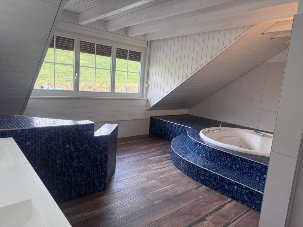 Badewanne mit blauem Mosaik