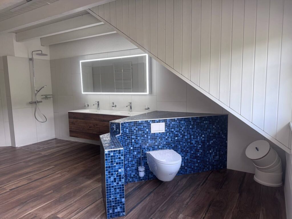 WC-Bereich mit Mosaikverkleidung