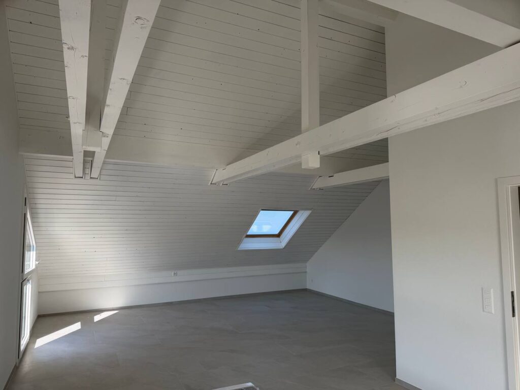 Heller Dachraum mit sichtbaren Balken