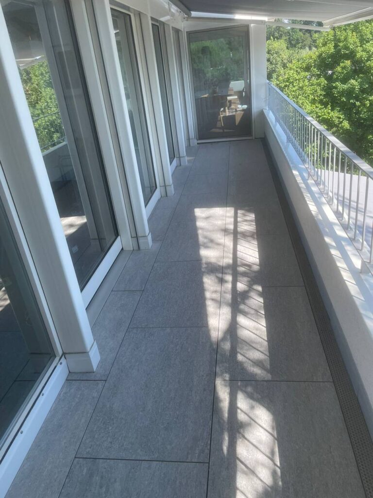 Verlegter Balkonboden – Blick entlang der Fenster