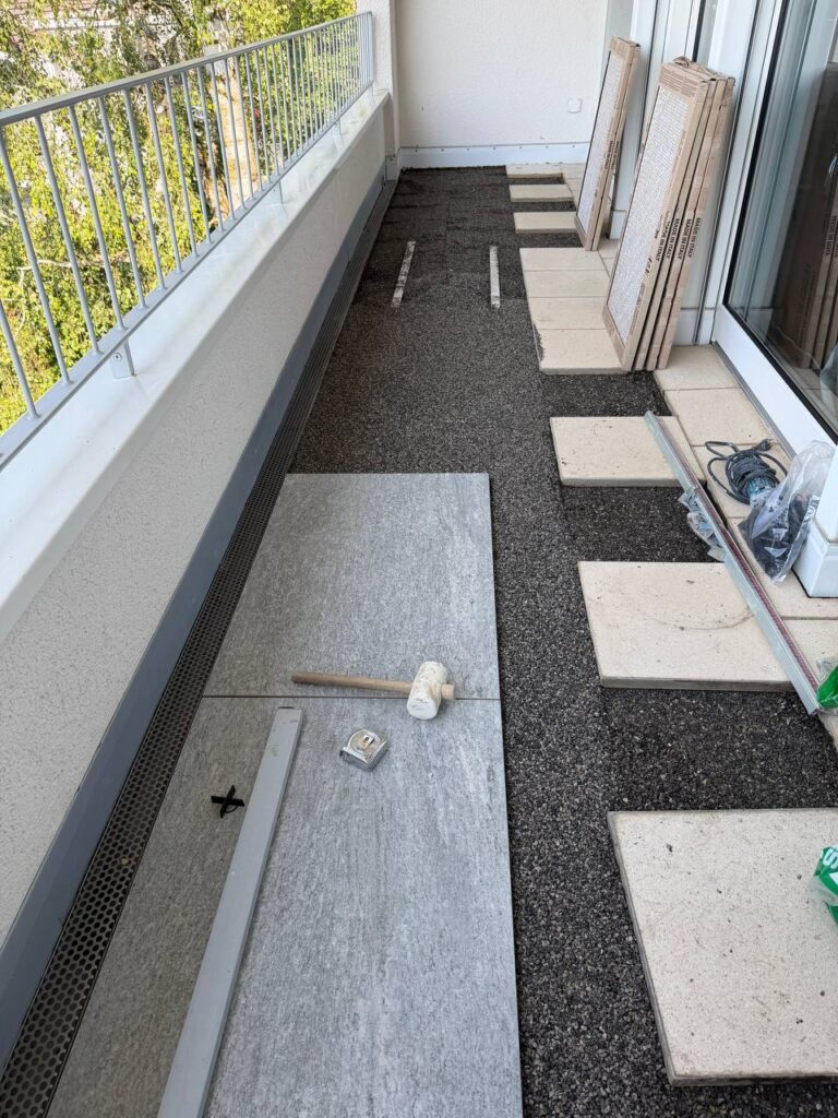 Plattenverlegung auf dem Balkon