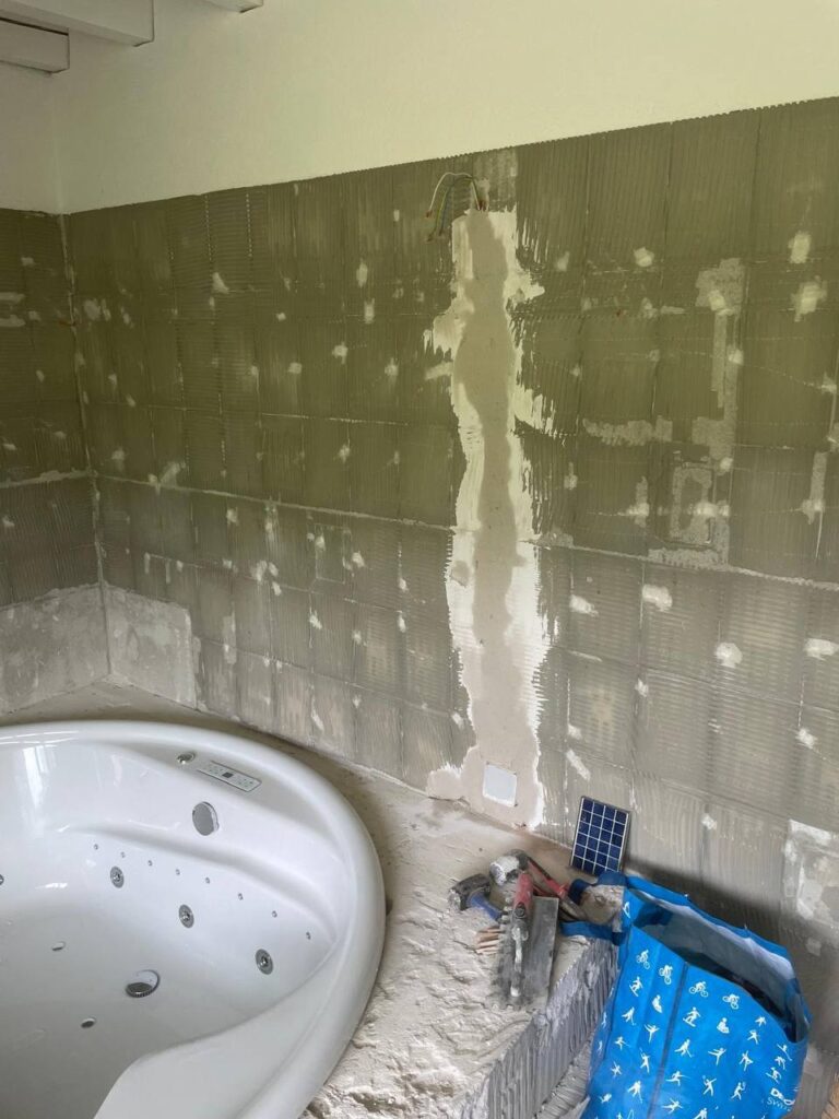Freigelegte Wandflächen neben dem Lavabo
