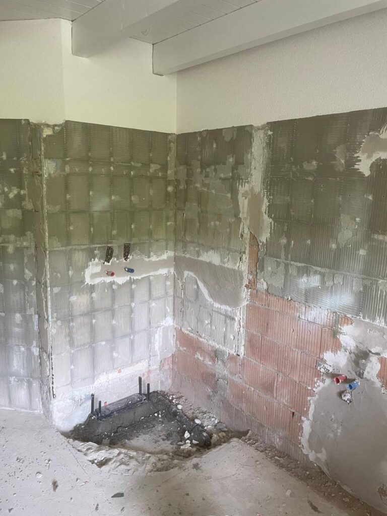 Freigelegte Wandflächen im Raum