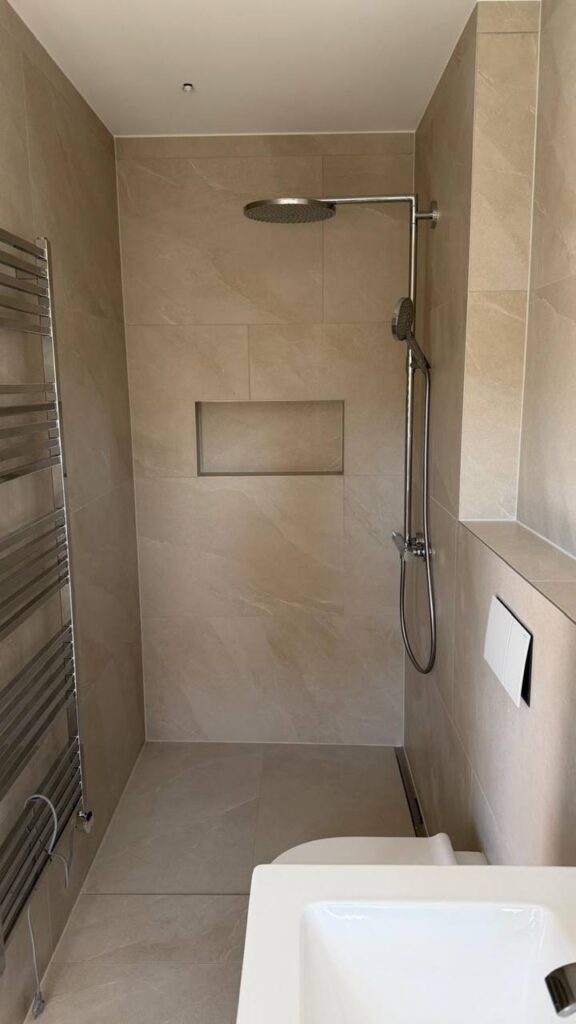 Dusche mit Ablagenische