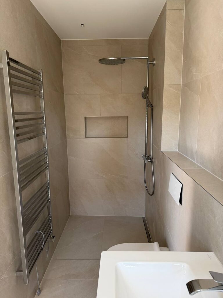 Dusche und Handtuchheizkörper