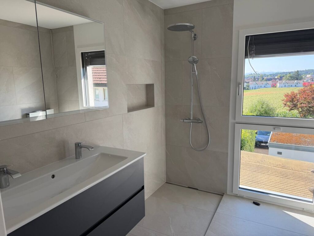 Waschtisch und Dusche am Fenster