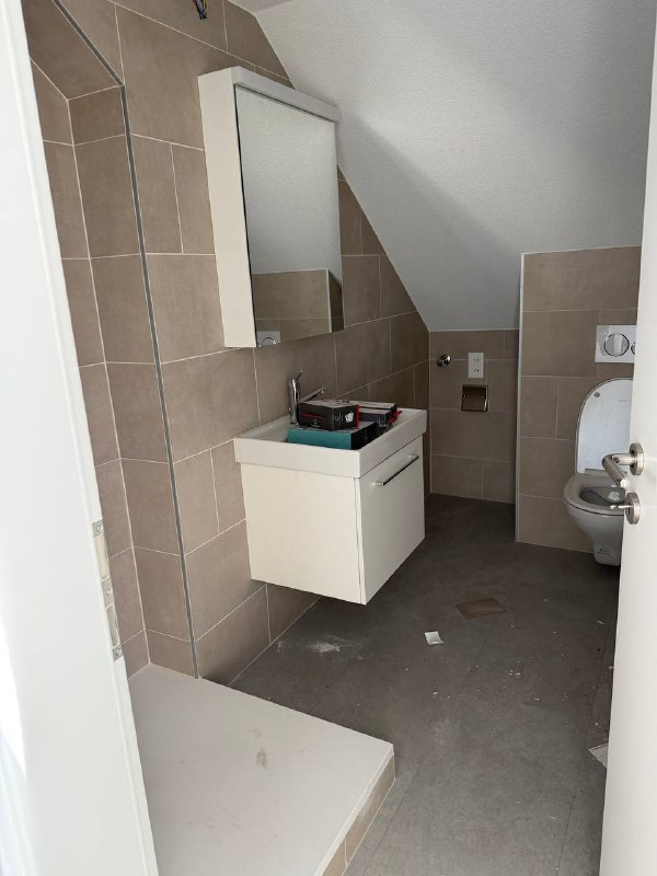 Kompakter Waschplatz unter der Dachschräge