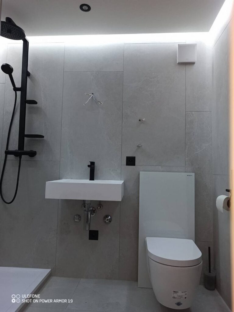 WC und Handwaschbecken mit Lichtband