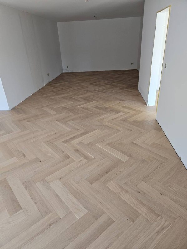 Raumansicht mit hellem Fischgrätboden