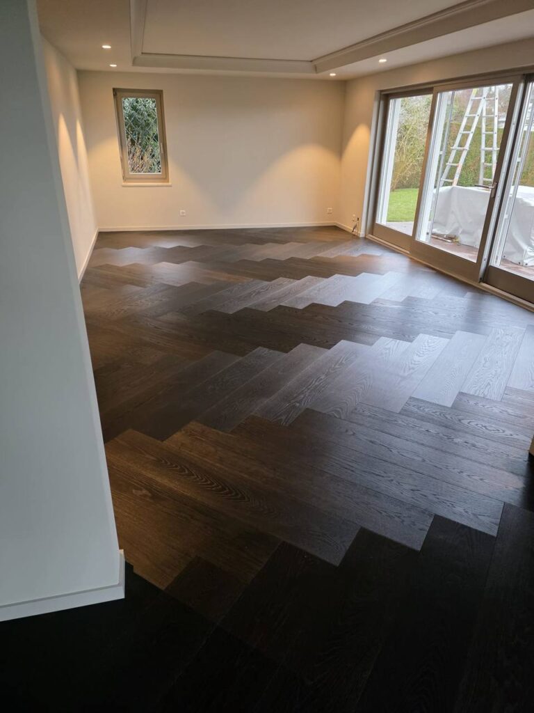 Wohnraum mit dunklem Fischgrätboden